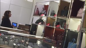 A vrut să fie în pas cu moda şi a mers la mall, dar… Doamna ministru s-a pierdut printre poşetele Cerutti 1881!