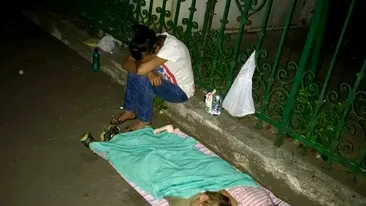 Femeia care dormea pe stradă alături de cei doi copii şi-a povestit drama. Îmi este teamă pentru viaţa mea. Soţul m-a dat afară din casă