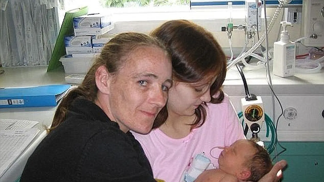 Aceasta e cea mai tânără mămică din Marea Britanie. Rămânea însărcinată când avea doar 11 ani, iar acum e din nou gravidă. Povestea e una incredibilă