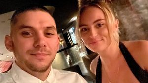 Acest cuplu și-a făcut un selfie în fața restaurantului. Detaliul ireal observat de cei doi, în fotografie