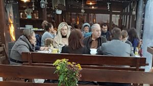 VIDEO EXCLUSIV. Romantism la 5 grade. Milionarul şi-a împăcat iubita însărcinată cu un prânz în familie… la malul mării!