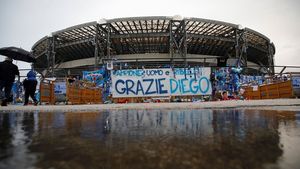 Stadionul lui Napoli a primit numele lui Maradona