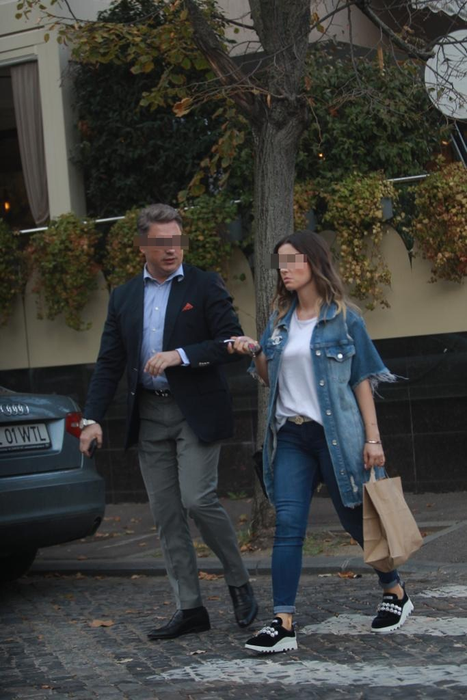 Milionarul din industria de armament, alături de iubita lui, sora unui cunoscut artist din România