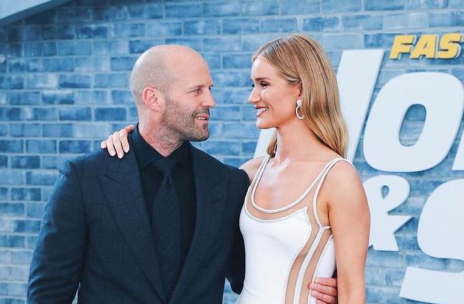 Jason Statham, din nou tată. Iubita lui, modelul Rosie Huntington, a născut o fetiță