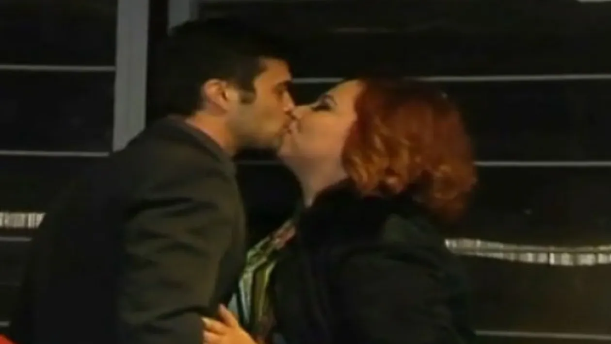 Oana Roman se joaca de-a femeia maritata! Uite cum si-a trecut numele pe o invitatie de botez