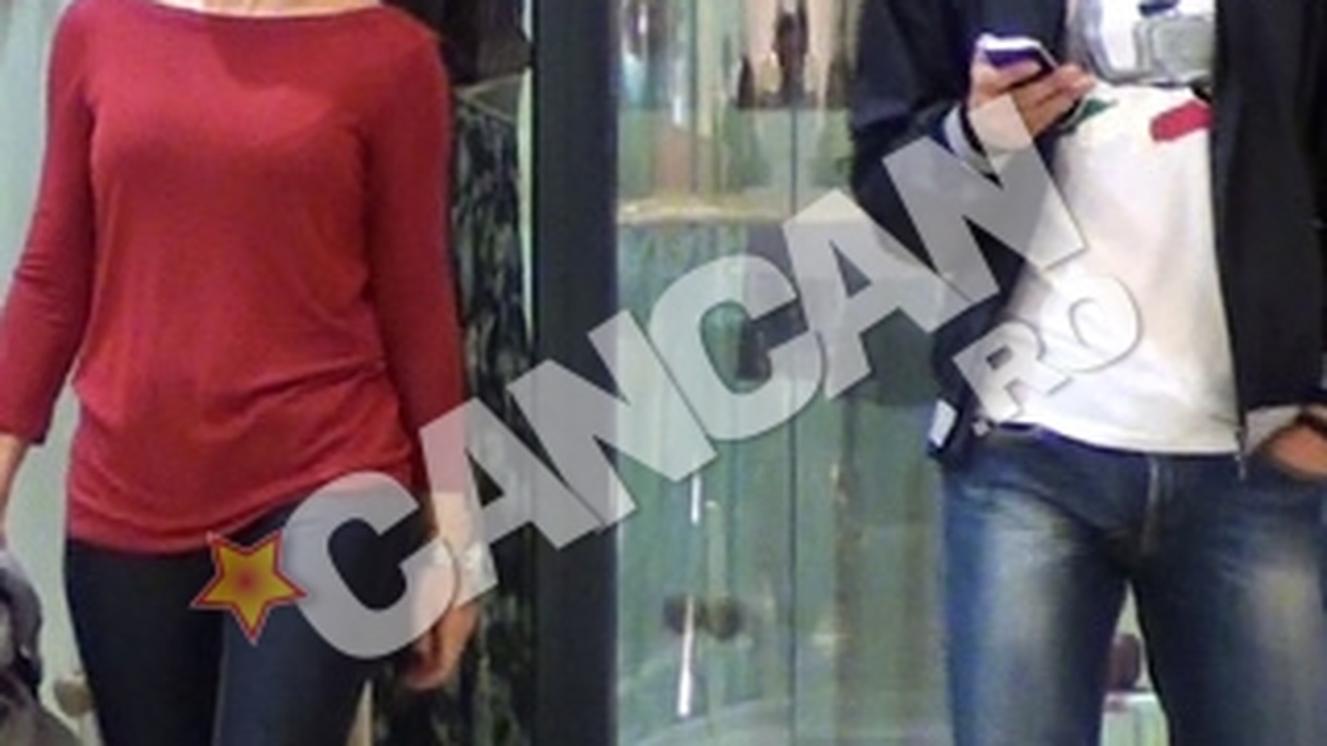 "Taranul" si smartphone-ul! Adrian Mihalcea a iesit cu sotia in mall, dar nici macar nu s-a uitat la ea!