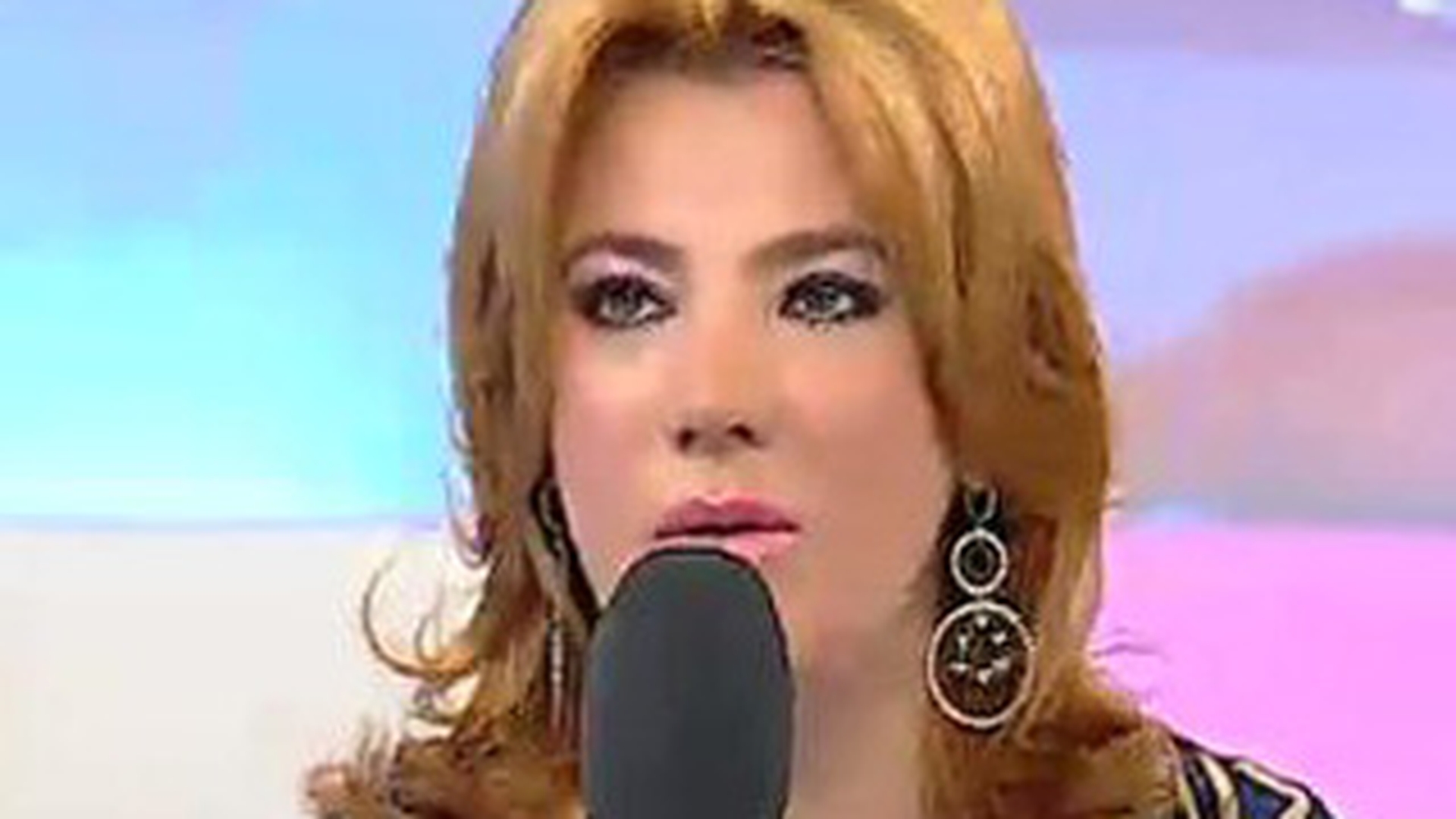 VIDEO Mihaela Borcea n-are grija numai de silueta ei, ci si de cea a copiilor sai! Uite ce au voie sa manance micutii!