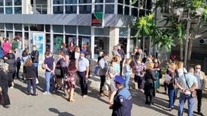 Protest la primăria din Focșani! Oamenii acuză că nu și-au primit salariile