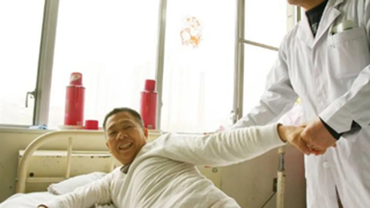 VIDEO Lectie de supravietuire! A ramas fara picioare si organele genitale, dar a ajuns multimilionar in dolari!