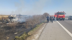 Un TIR s-a făcut scrum pe A1. Șoferul a sărit din vehicul în ultimul moment. Traficul a fost blocat