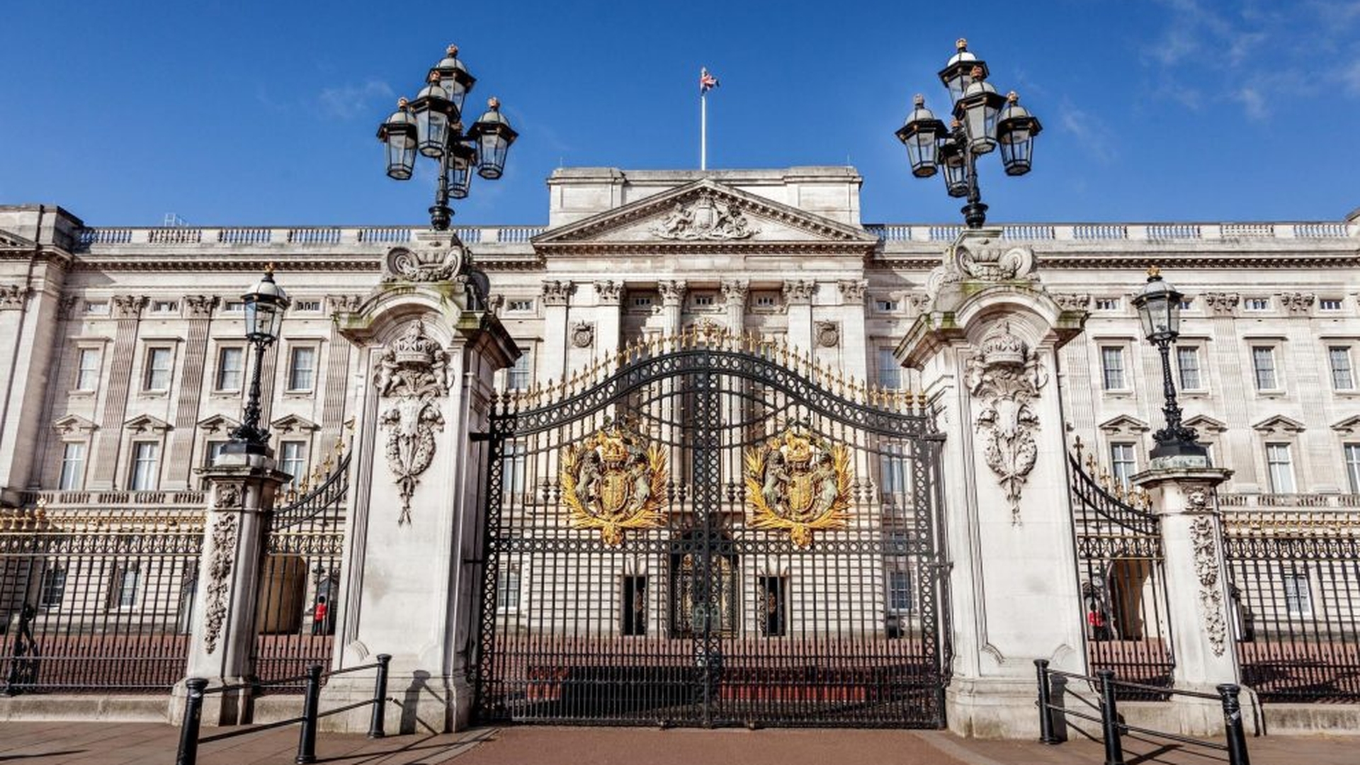 Coronavirusul a închis Palatul Buckingham pentru prima oară în ultimii 27 de ani! 380 de angajați vor fi dați afară