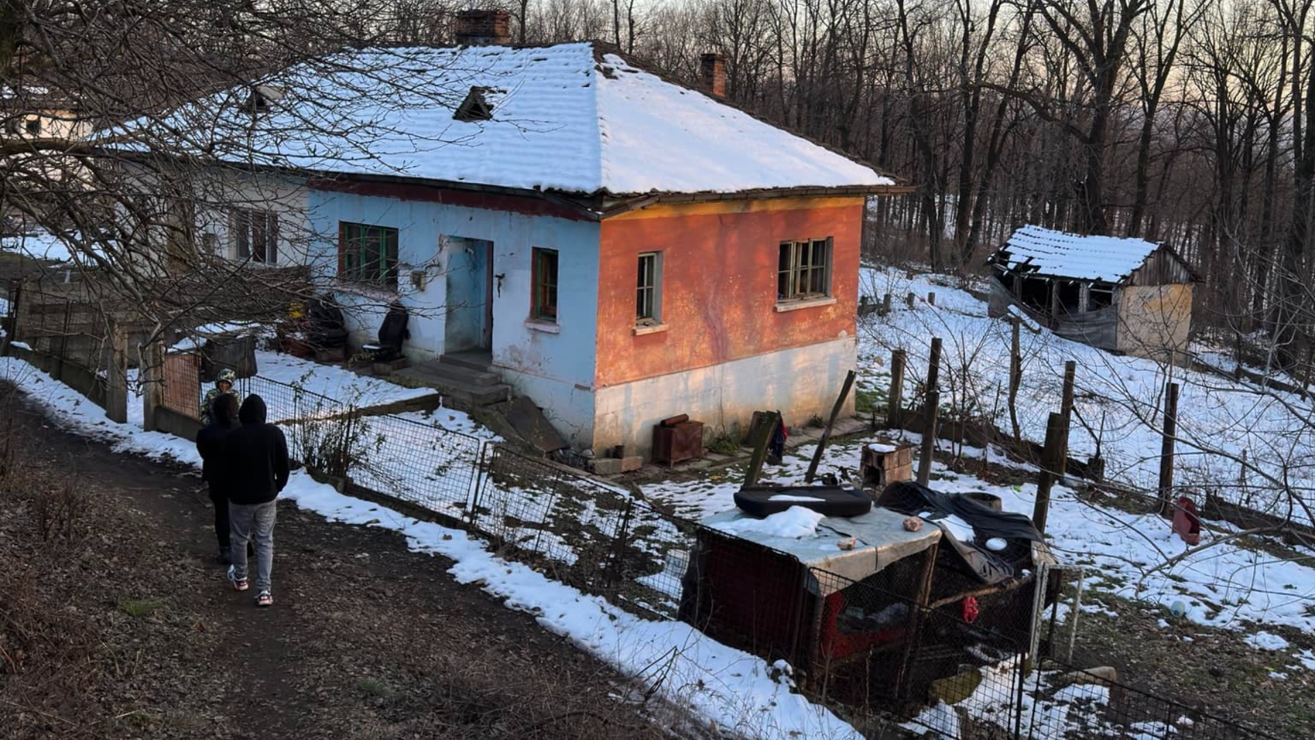 Ţi se rupe sufletul! Povestea celor cinci fraţi care locuiesc în căsuţa din imagine: "Suntem sportivi"