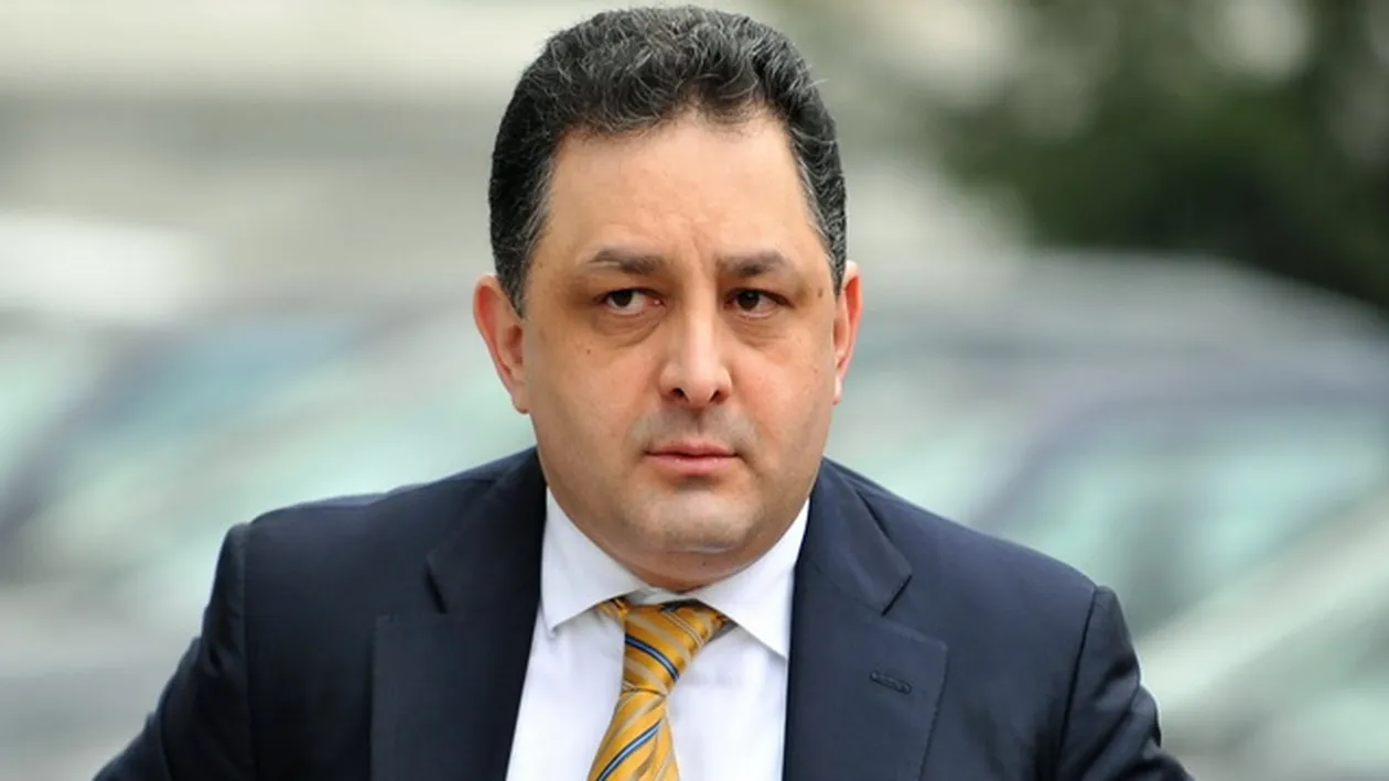 Stop! Vanghelie, satul sa fie luat la misto de presa! Fac gramatica, engleza, franceza si thailandeza. Fac masaje, fac de toate