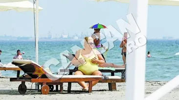 Regina vinurilor se relaxeaza pe litoralul romanesc. Anca Ivanescu, o albinuta pe plaja din Navodari