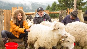 LAVINIA PÂRVA, aşa cum nu ai văzut-o niciodată! Imagini incredibile cu vedeta în timp ce încerca să mulgă oile