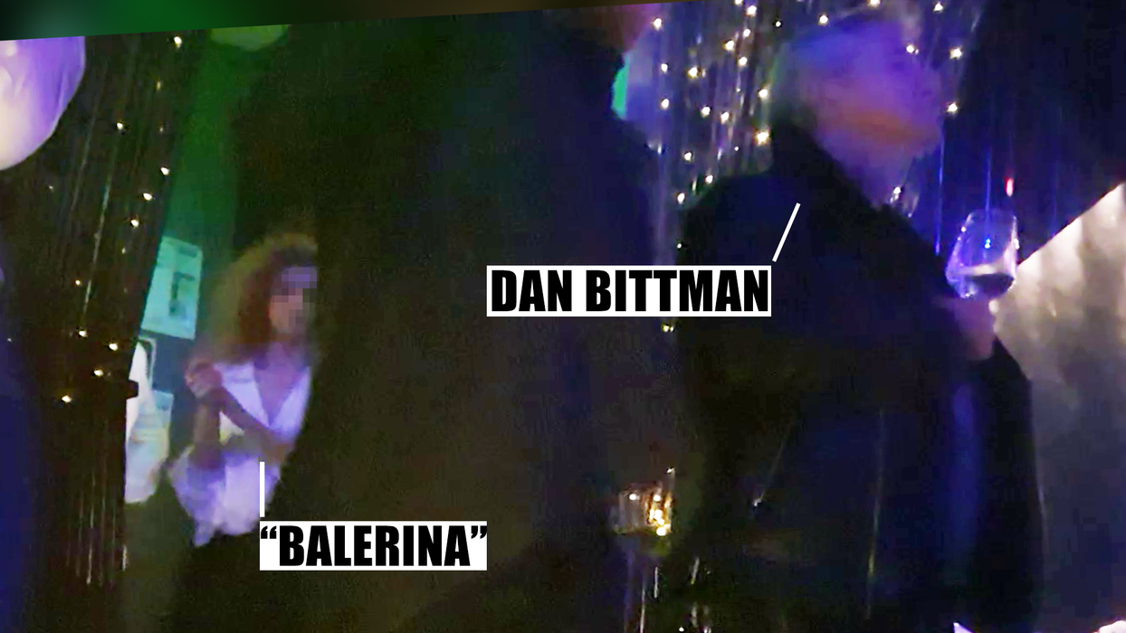 Dan Bittman o așteaptă pe "balerină" să iasă de la toaletă