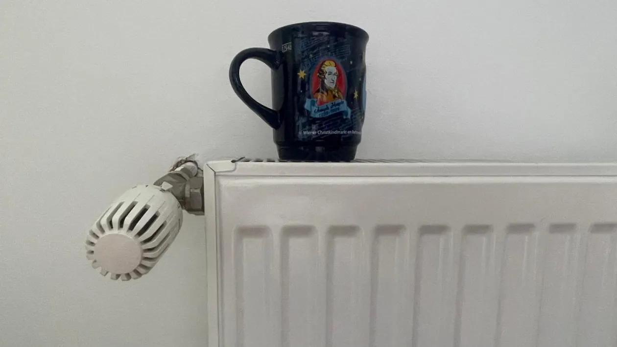 De ce trebuie să pui o cană cu apă pe calorifer iarna. Trucul la care apelează mulți oameni