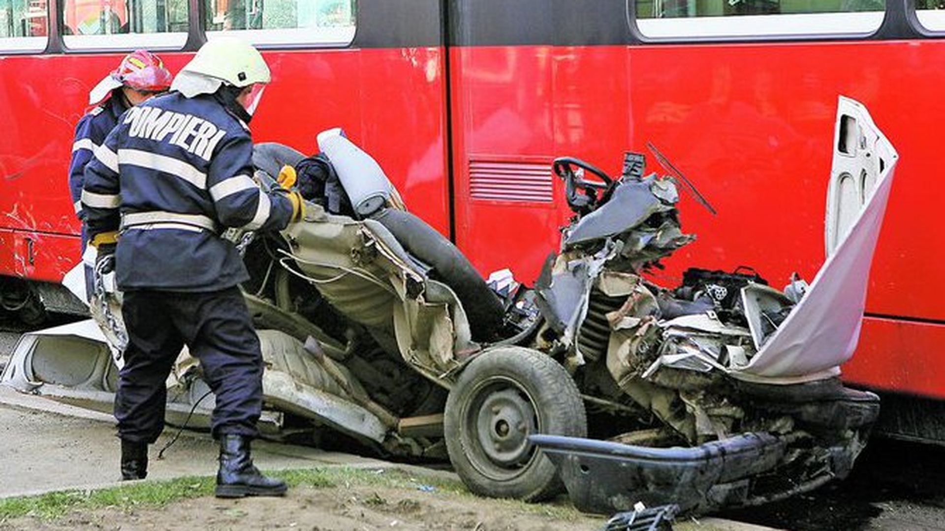 A scapat de moarte ca prin minune: "M-am trezit lipitade tabla tramvaiului"