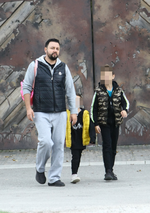 Cătălin Măruță și micuții lui, fără mască, la ieșirea din parcul de aventuri