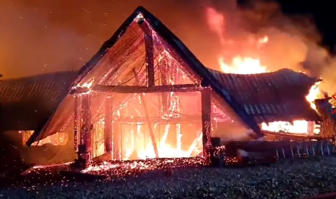 Ferma Dacilor a ars din temelii în incendiul din decembrie 2023 foto: captură video