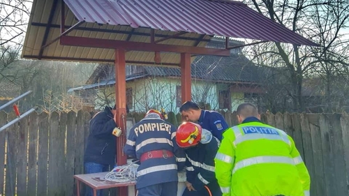 A căzut într-o fântână și a fost salvată ca printr-o minune. Un vecin i-a auzit strigătele și a sunat la 112