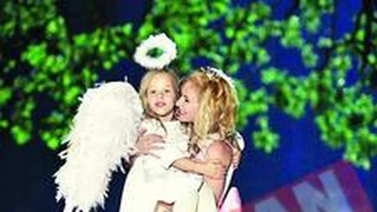 Adela Popescu, duet cu o fetita de 6 ani