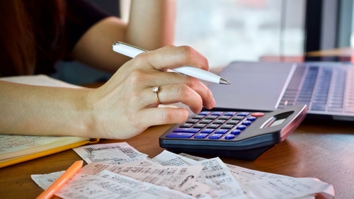 A crescut taxa obligatorie pentru cei care locuiesc la bloc. Cât trebuie să achite, de acum