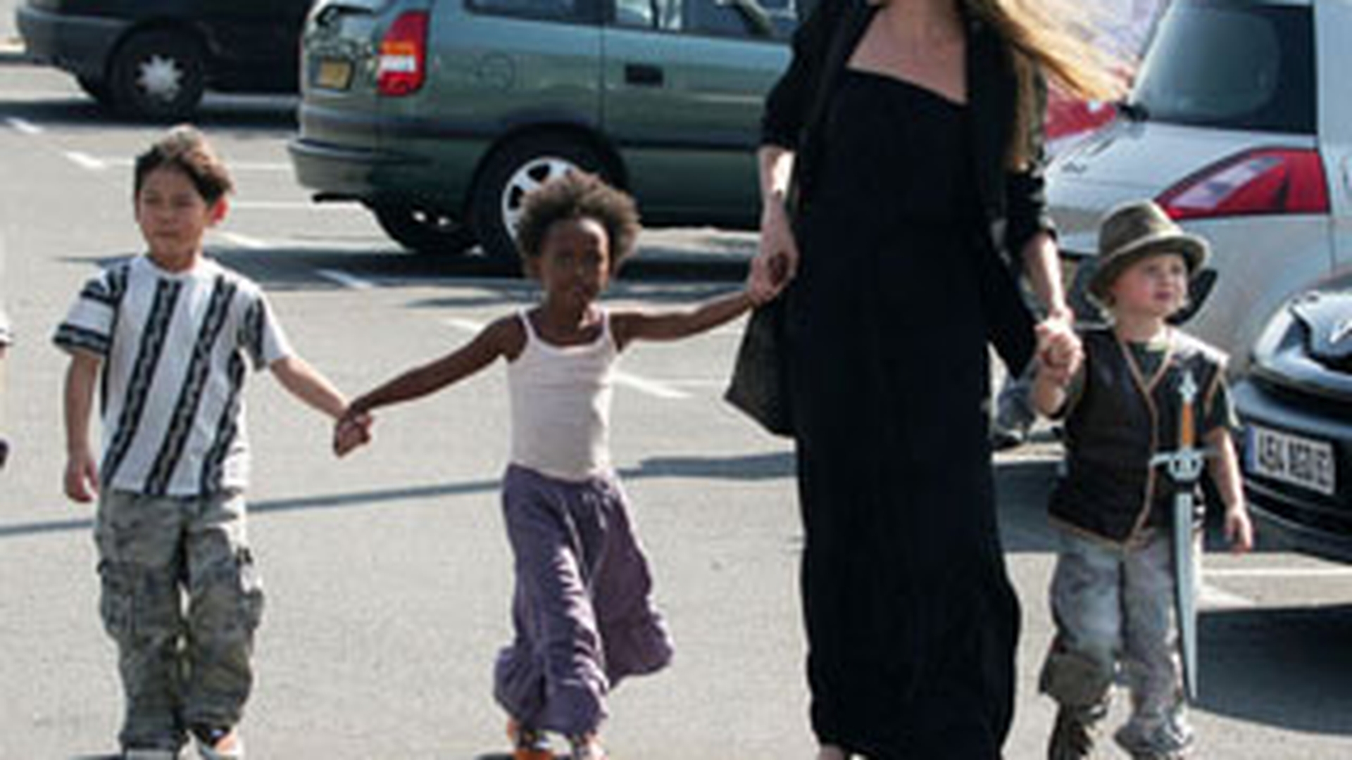 Angelina Jolie vrea full house! "As putea deveni din nou mamica!"