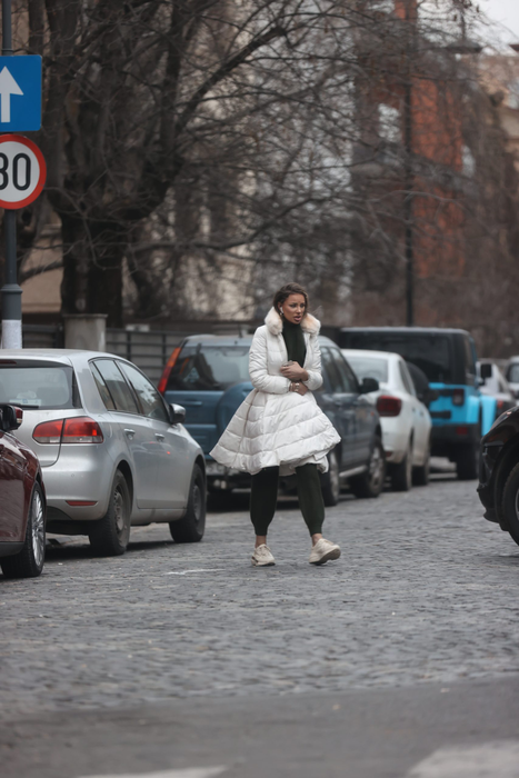 Bianca Drăgușanu a ieșit rapid din atelier să își mute mașina, care bloca altă șoferiță (Foto: CANCAN.RO)