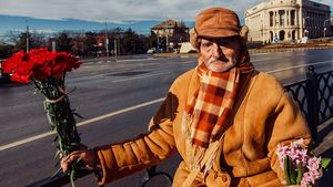 Povestea emoţionantă a lui nea Toma, bătrânul care vinde flori în Iaşi:,,Am mâncat puţin‘’