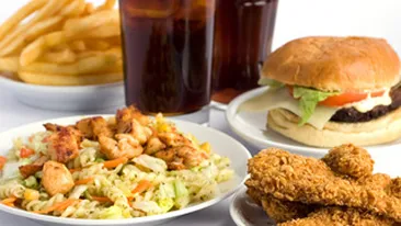 ALARMANT! Barbatilor care consuma cola si fast-food le scade fertilitatea!