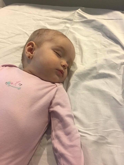 O fetiţă de doar 10 luni se luptă cu cancerul! A început a treia cură de chimioterapie, iar părinţii au nevoie de ajutor financiar