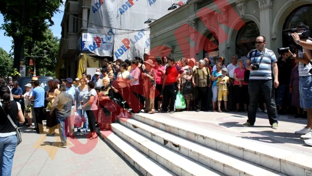 Trupul neinsufletit al lui Jean Constantin a fost depus la Teatrul Fantasio in aplauzele a sute de oameni