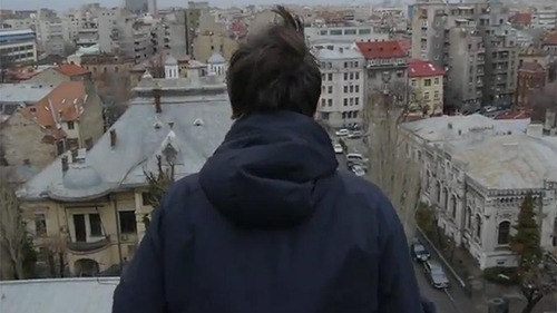 VIDEO incredibil! Cum reactioneaza bucurestenii atunci cand un tanar vrea sa se arunce de pe blocul lor! "Va sugerez blocul turn"