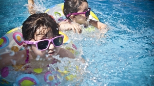 Fetiță de 5, intoxicată cu clor în piscina unui hotel. Copila a acuzat stări de vomă și amețeli