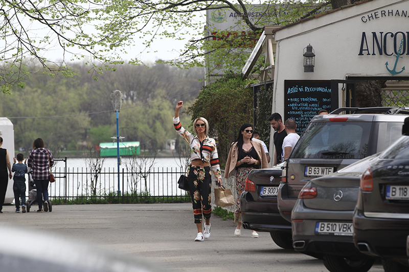 Bianca, Victor și prietenii părăsesc restaurantul