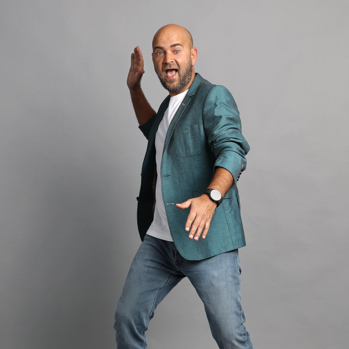 Cosmin Seleși: "Când filmăm, să știi că stau cu Captoprilul în culise. Dacă cumva crește tensiunea, am băgat un Captopril sub limbă și ne revenim" (Foto: Instagram)