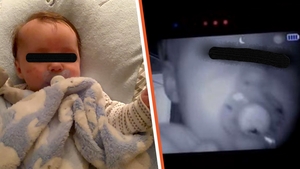 Ce au descoperit părinții unui bebeluș, după ce au pus cameră de supraveghere în camera lui. Nu le-a venit să creadă