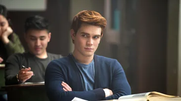 K.J. Apa, actorul care joacă rolul principal din celebrul serial Riverdale, a intrat cu maşina în stâlp după ce a aţipit la volan! Producătorii sunt acuzaţi că îi tratează ca pe nişte sclavi pe actori şi pe cei din echipă