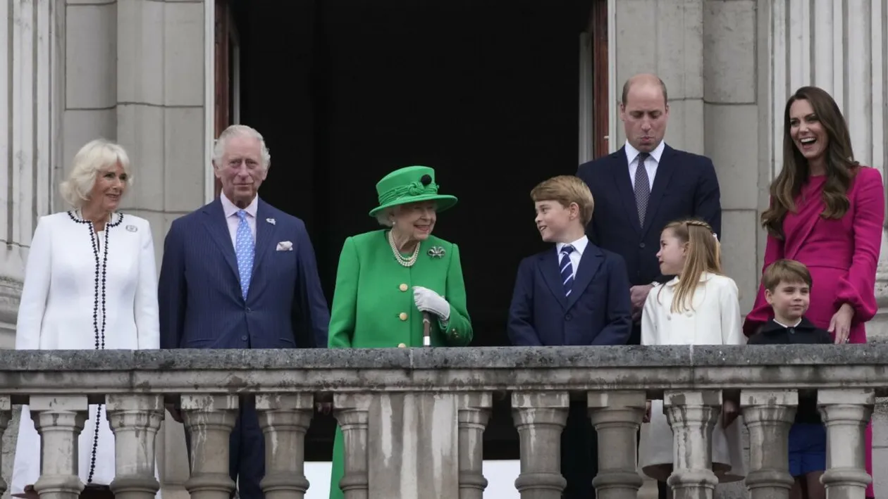 Ce face Familia Regală cu hainele vechi și alte lucruri de care nu mai au nevoie. Regina Elisabeta proceda fix ca bunicile noastre!