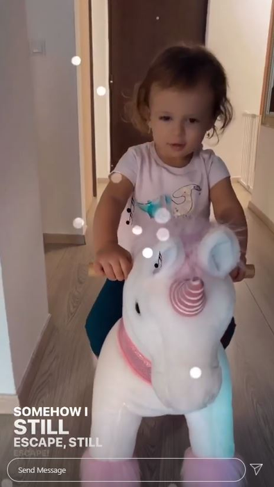 Ce făcea Andreea Bălan în timp ce George Burcea povestea la TV cum l-a defăimat și cum a reacționat când a fost prinsă cu un alt bărbat! Mesajul subliminal: “Unele inimi nu pot fi îmblânzite”