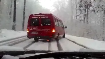 Nu degeaba s-au inventat cauciucurile de iarna! Uite cum poate sa danseze pe strada un microbuz, riscandu-le viata tuturor din el!