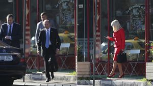 IMAGINI EXCLUSIVE. Scos ca din cutie, Traian Băsescu a avut o întâlnire ca pe vremuri. Preşedintele a luat un prânz intim cu ”Lady in red”! Cei doi au părăsit restaurantul separat: mai întâi fostul şef al statului, apoi doamna…
