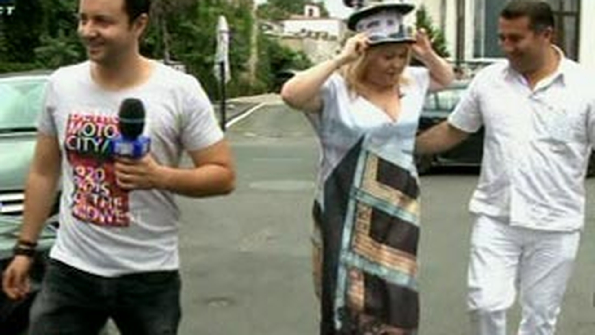 Viorica de la Clejani s-a imbracat in "blocul groazei"! Cu "etajele pe cap" s-a inghesuit in masina si s-a dus la primarie: "Sunt noul Dristor, asta e noua arhitectura a Bucurestiului"!