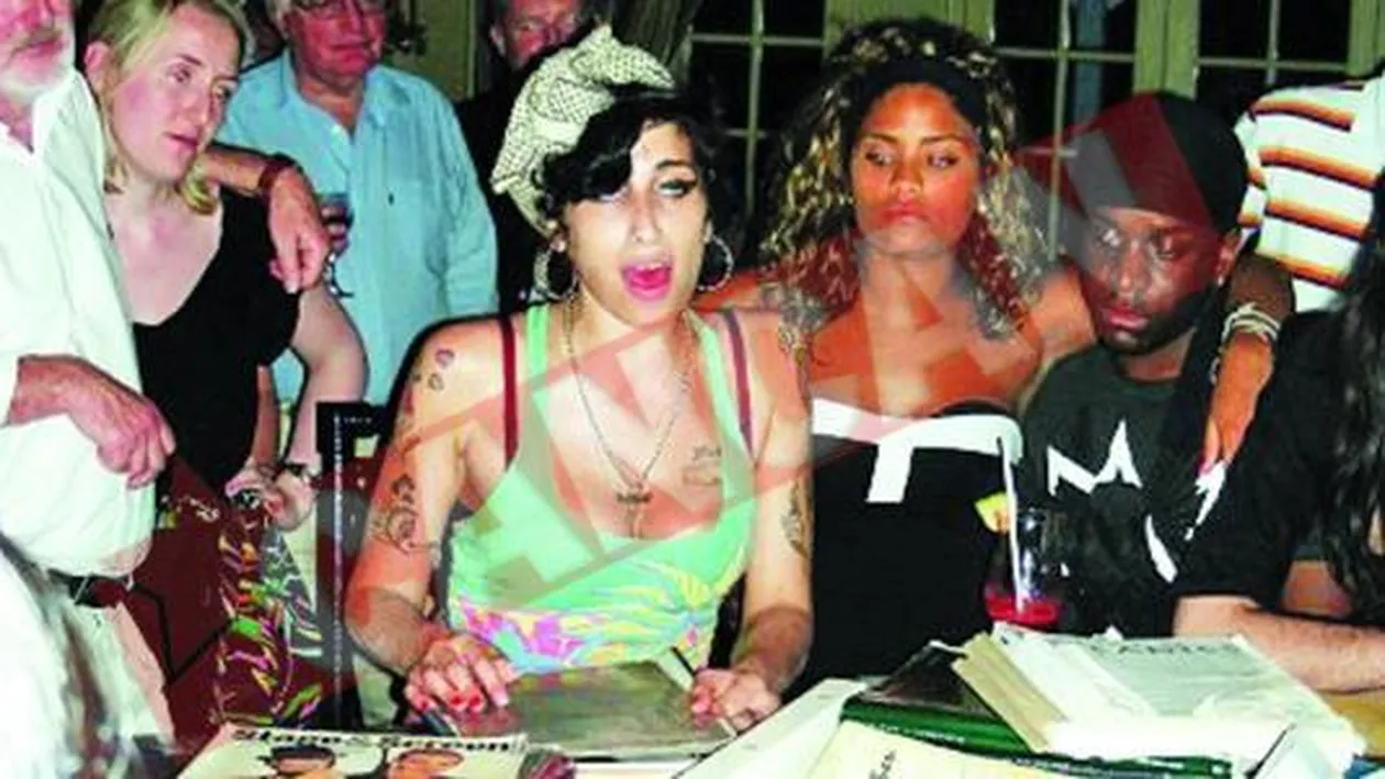 Amy, in patru labe pe pian