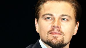 Aparitia care te va lasa fara cuvinte! Leonardo DiCaprio a iesit in public cu o masca negra pe chip. Nu a dat-o jos nici la masa