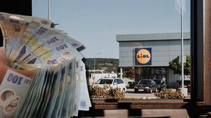 Ce salariu încasează un angajat Lidl, în 2024. Pe lângă salariu, se oferă sporuri, prime și tichete de masă