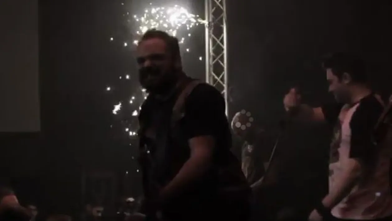 Live din Club Colectiv, cu cateva minute inainte sa inceapa infernul. Goodbye to Gravity canta melodia The Day We Die