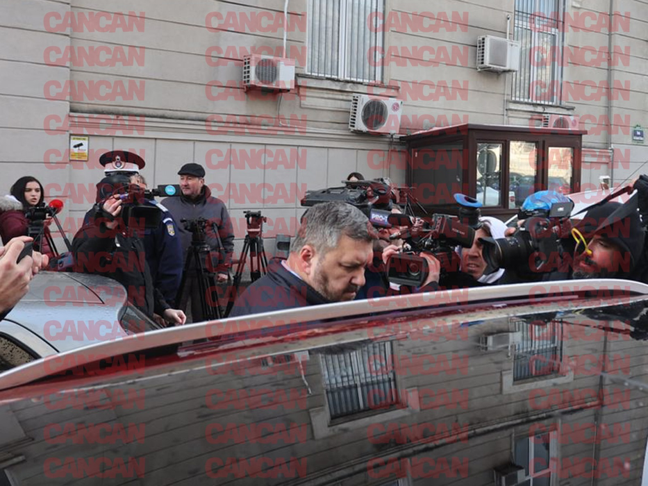 Gabriel Țuțu a părăsit sediul DNA abătut și a urcat într-un autoturism. Sursă: CANCAN.RO