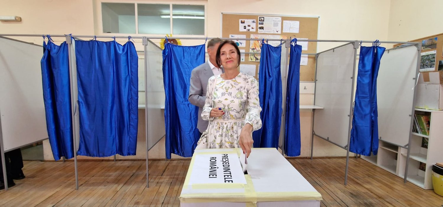 Carmen Iohannis, la secția de votare/ Sursa foto: Ora de Sibiu